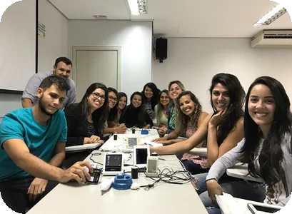 Alunos da especialização em aula no laboratório