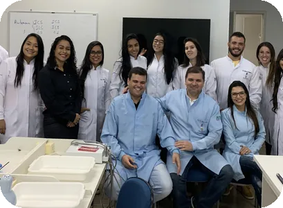 Turma de alunos e professores no laboratório