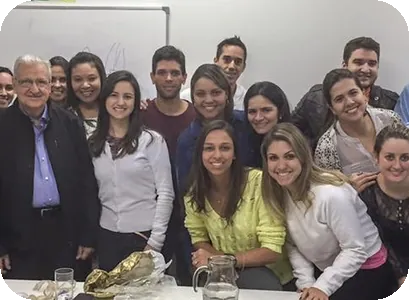 Turma reunida com o professor em sala